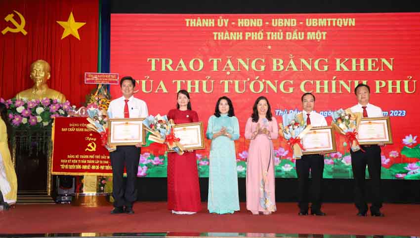 7; Thừa ủy quyền của Thủ tướng Chính phủ, bà Nguyễn Minh Thủy, Ủy viên Thường vụ, Trưởng Ban Tổ chức Tỉnh ủy và bà Võ Thị Bạch Yến, Phó Bí thư Thường trực Thành ủy Thủ Dầu Một trao Bằng khen của Thủ tướng Chính phủ cho các cá nhân có nhiều thành tích trong công tác phòng, chống dịch bệnh Covid-19 trên địa bàn tỉnh